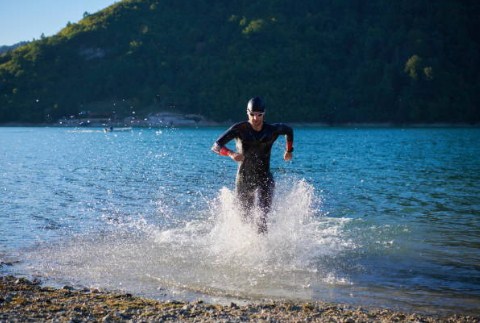 Atleta saliendo del agua en el momento adecuado