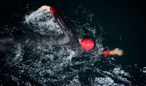 Nadar en agua fría trae beneficios a la salud mental