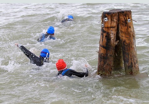 Un grupo de nadadores se exponen a aguas frías para acostumbrarse