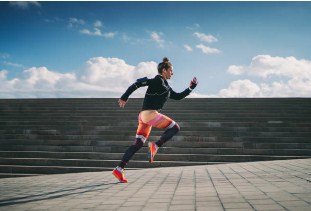 Una atleta igual el ritmo del entrenamiento con el ritmo de carrera para acondicionar el cuerpo a las exigencias reales y disminuir la posibilidad